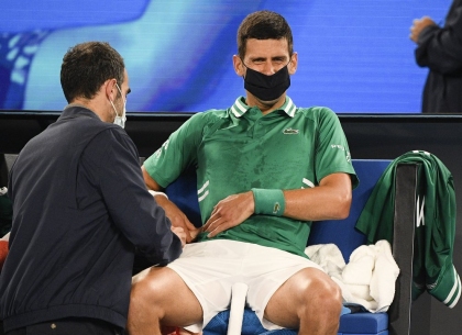 Djokovic thoát hiểm ở vòng ba Australia Mở rộng
