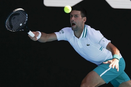 Djokovic thua set đầu ở Australia Mở rộng
