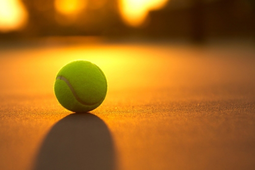 Tại sao bóng tennis có lông xù màu vàng xanh