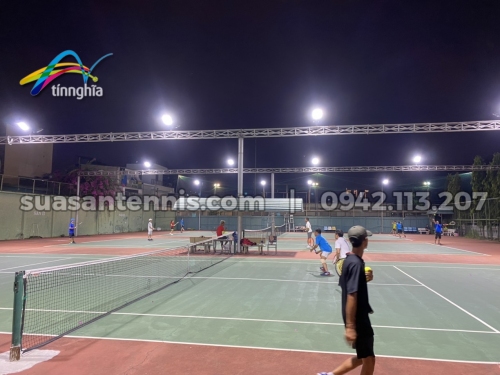 Tín Nghĩa thay 24 đèn led 3 sân tennis xí nghiệp đầu máy Sài...